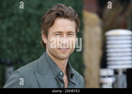 Los Angeles, Stati Uniti. 12 luglio 2024. Glen Powell alla premiere "Twisters" tenutasi al Regency Village Theatre, Los Angeles, CA, 11 luglio 2024. Foto: Joseph Martinez/PictureLux credito: PictureLux/The Hollywood Archive/Alamy Live News Foto Stock