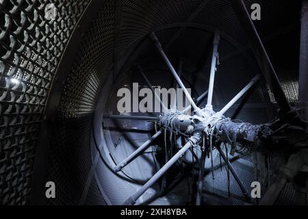 Ammira il tamburo rotante dell'impianto di lavaggio del carbone in disuso nel Museo della Ruhr nel complesso industriale Zeche Zollverein di Essen, Germania Foto Stock