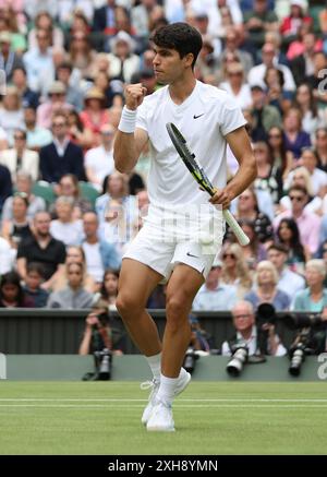 Londra, Regno Unito. 12 luglio 2024. Carlos Alcaraz festeggia nella semifinale maschile contro Daniil Medvedev ai Campionati di Wimbledon 2024 a Londra venerdì 12 luglio 2024. Foto di Hugo Philpott/UPI credito: UPI/Alamy Live News Foto Stock
