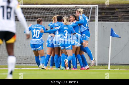 Reykjavik, Islanda. 12 luglio 2024. Calcio, donne, qualificazioni al Campionato europeo, Islanda - Germania, Lega A, gruppo 4, giorno 5: i giocatori islandesi celebrano la vittoria 1:0. Crediti: Brynjar Gunnarsson/dpa/Alamy Live News Foto Stock