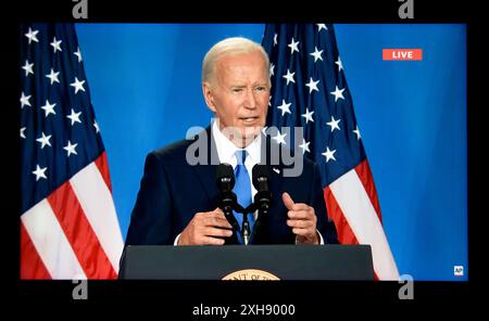 Uno screenshot al computer della Associated Press in diretta streaming della conferenza stampa NATO dell'11 luglio 2024 del presidente degli Stati Uniti Joe Biden. Foto Stock