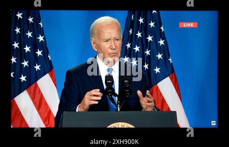 Uno screenshot al computer della Associated Press in diretta streaming della conferenza stampa NATO dell'11 luglio 2024 del presidente degli Stati Uniti Joe Biden. Foto Stock