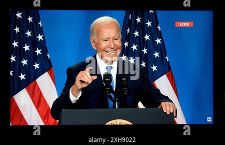 Uno screenshot al computer della Associated Press in diretta streaming della conferenza stampa NATO dell'11 luglio 2024 del presidente degli Stati Uniti Joe Biden. Foto Stock