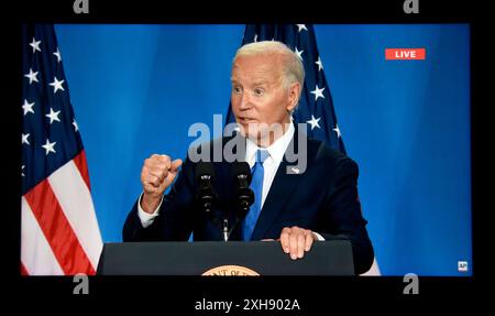 Uno screenshot al computer della Associated Press in diretta streaming della conferenza stampa NATO dell'11 luglio 2024 del presidente degli Stati Uniti Joe Biden. Foto Stock