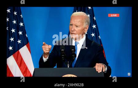 Uno screenshot al computer della Associated Press in diretta streaming della conferenza stampa NATO dell'11 luglio 2024 del presidente degli Stati Uniti Joe Biden. Foto Stock