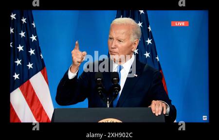 Uno screenshot al computer della Associated Press in diretta streaming della conferenza stampa NATO dell'11 luglio 2024 del presidente degli Stati Uniti Joe Biden. Foto Stock