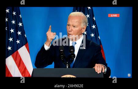 Uno screenshot al computer della Associated Press in diretta streaming della conferenza stampa NATO dell'11 luglio 2024 del presidente degli Stati Uniti Joe Biden. Foto Stock