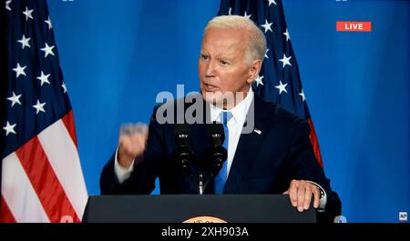 Uno screenshot al computer della Associated Press in diretta streaming della conferenza stampa NATO dell'11 luglio 2024 del presidente degli Stati Uniti Joe Biden. Foto Stock