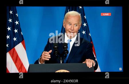 Uno screenshot al computer della Associated Press in diretta streaming della conferenza stampa NATO dell'11 luglio 2024 del presidente degli Stati Uniti Joe Biden. Foto Stock