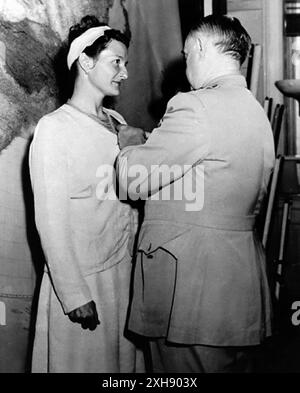 Virginia Hall. Virginia Hall Goillot (1906-1982), nome in codice Marie e Diane, ricevendo la Distinguished Service Cross nel 1945 dal capo generale dell'OSS William Donovan Foto Stock