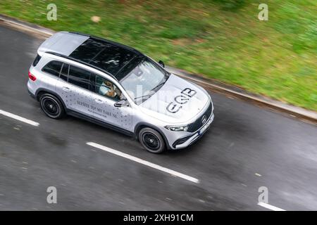 OSTRAVA, REPUBBLICA CECA - 12 LUGLIO 2024: Auto crossover elettrica Mercedes-Benz EQB (X243), effetto di sfocatura del movimento Foto Stock