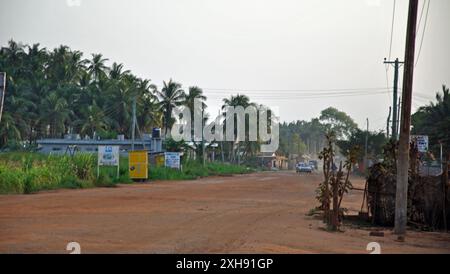 Strada di fango fuori Accra, Ghana Foto Stock