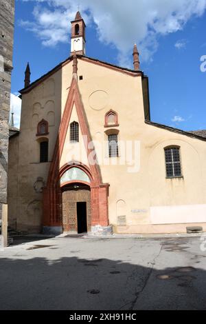 Aosta, Valle d'Aosta, Italia -07-01-2024- la chiesa con il chiostro romanico della collegiata di Sant'Orso. Foto Stock