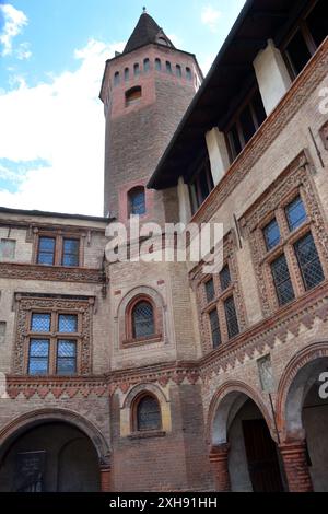 Aosta, Valle d'Aosta, Italia -07-01-2024- la chiesa con il chiostro romanico della collegiata di Sant'Orso. Foto Stock