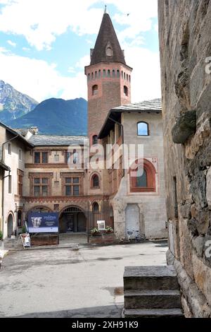 Aosta, Valle d'Aosta, Italia -07-01-2024- la chiesa con il chiostro romanico della collegiata di Sant'Orso. Foto Stock