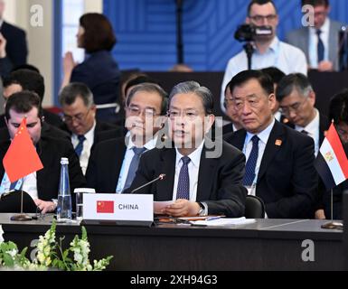 San Pietroburgo, Russia. 12 luglio 2024. Zhao Leji, presidente del Comitato permanente del Congresso Nazionale del popolo cinese (NPC), tiene un discorso mentre partecipa alla sessione plenaria nel formato ampliato del 10 ° Forum parlamentare BRICS a San Pietroburgo, Russia, 12 luglio 2024. Il forum di quest'anno si è svolto da giovedì a venerdì a San Pietroburgo. Zhao ha partecipato al forum qui e ha tenuto discorsi all'evento. Crediti: Zhang Ling/Xinhua/Alamy Live News Foto Stock