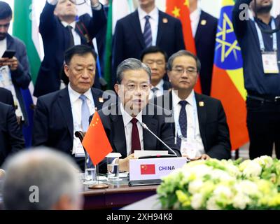 San Pietroburgo, Russia. 11 luglio 2024. Zhao Leji, presidente del Comitato permanente del Congresso Nazionale del popolo cinese (NPC), tiene un discorso durante la sessione plenaria del 10 ° Forum parlamentare BRICS a San Pietroburgo, Russia, 11 luglio 2024. Il forum di quest'anno si è svolto da giovedì a venerdì a San Pietroburgo. Zhao ha partecipato al forum qui e ha tenuto discorsi all'evento. Crediti: Liu Weibing/Xinhua/Alamy Live News Foto Stock