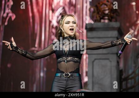 Adrienne Cowan interpreta Avantasia ospite al Tons of Rock 2024 Foto Stock