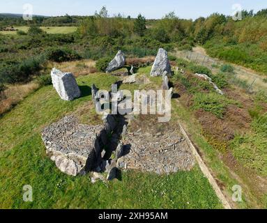 Landes de Cojoux, Saint-Just, Brittany, Francia. La SCAVI PREISTORICI passaggio di barrow grave dolmen complesso di Chateau Bu Foto Stock