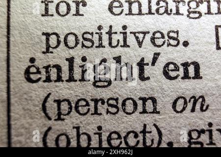 Illuminazione delle parole sulla pagina del dizionario, primo piano delle macro Foto Stock