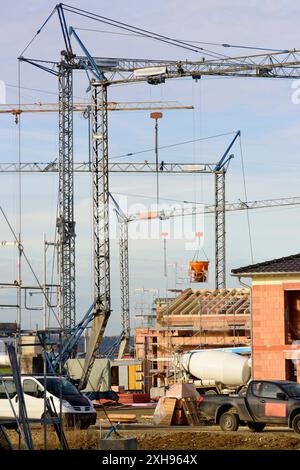 Eine Baustelle im Neubaugebiet in einem Neubaugebiet stehen viele Baukräne und Häuser im Rohbau *** Un cantiere in una nuova area di sviluppo in una nuova Foto Stock