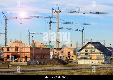 Eine Baustelle im Neubaugebiet in einem Neubaugebiet stehen viele Baukräne und Häuser im Rohbau - FOTOMONTAGE **** Un cantiere in via di sviluppo Foto Stock