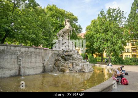 Siegfriedbrunnen, Rüdesheimer Platz, Wilmersdorf, Berlino, Deutschland *** Siegfried Fountain, Rüdesheimer Platz, Wilmersdorf, Berlino, Germania Foto Stock