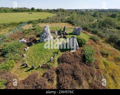 Landes de Cojoux, Saint-Just, Brittany, Francia. La SCAVI PREISTORICI passaggio di barrow grave dolmen complesso di Chateau Bu Foto Stock