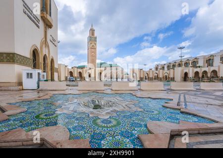 Casablanca, Marocco - 26 marzo 2024: La fontana nella piazza della Moschea di Hassan II è in fase di riparazione e il pavimento è decorato con motivi blu Foto Stock