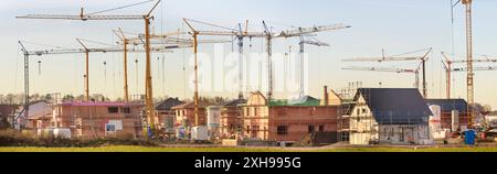 Eine Baustelle im Neubaugebiet in einem Neubaugebiet stehen viele Baukräne und Häuser im Rohbau *** Un cantiere in una nuova area di sviluppo in una nuova Foto Stock