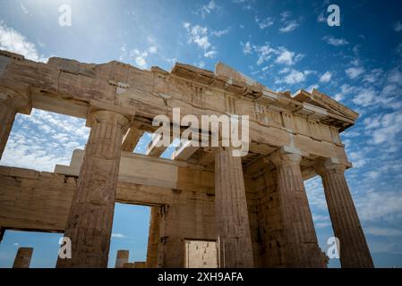 Propylaia, il classico complesso di edifici dorici greci che fungeva da monumentale porta cerimoniale all'Acropoli, costruito tra il 437 e il 432 Foto Stock