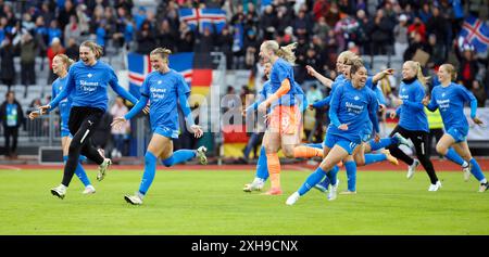 Reykjavik, Islanda. 12 luglio 2024. Calcio, donne, qualificazioni al Campionato europeo, Islanda - Germania, Lega A, gruppo 4, giorno 5: i giocatori islandesi celebrano la loro vittoria. Crediti: Brynjar Gunnarsson/dpa/Alamy Live News Foto Stock