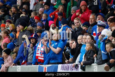 Reykjavik, Islanda. 12 luglio 2024. Calcio, donne, qualificazioni al Campionato europeo, Islanda - Germania, Lega A, gruppo 4, Matchday 5, tifosi islandesi durante la partita. Crediti: Brynjar Gunnarsson/dpa/Alamy Live News Foto Stock