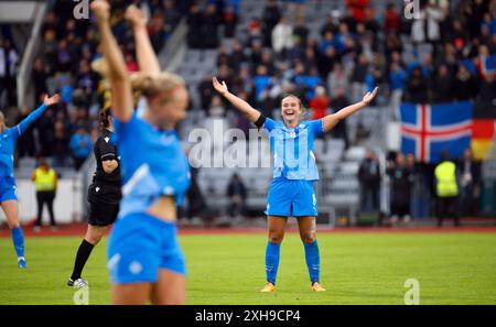 Reykjavik, Islanda. 12 luglio 2024. Calcio, donne, qualificazioni al Campionato europeo, Islanda - Germania, Lega A, gruppo 4, giorno 5, i giocatori islandesi festeggiano la loro vittoria. Crediti: Brynjar Gunnarsson/dpa/Alamy Live News Foto Stock