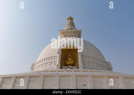 World Peace Pagoda a Lumbini, Nepal, sotto un cielo azzurro e limpido Foto Stock