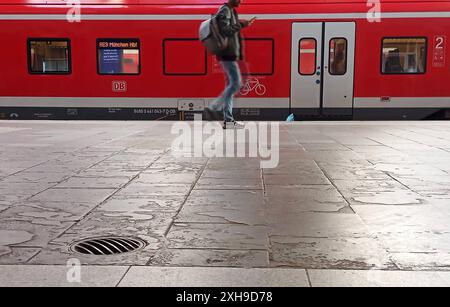 Deutschland Ticket, überbesetzung, Bahn, DB, Deutsche Bahn, Zug, Eisenbahn, Zugbegleiter, Gleise, Lokführer, Fahrgäste, Pendler, reisen in München , Bayern , Deutschland . 12 giugno 2024. Foto Stock