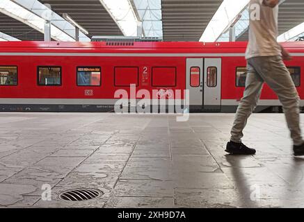 Deutschland Ticket, überbesetzung, Bahn, DB, Deutsche Bahn, Zug, Eisenbahn, Zugbegleiter, Gleise, Lokführer, Fahrgäste, Pendler, reisen in München , Bayern , Deutschland . 12 giugno 2024. Foto Stock