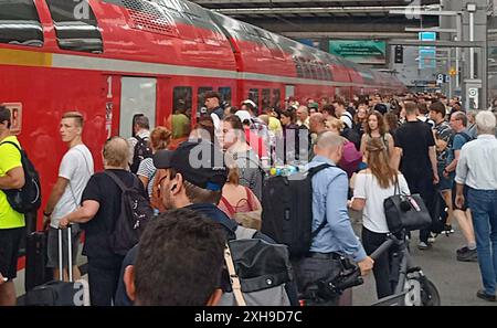 Deutschland Ticket, überbesetzung, Bahn, DB, Deutsche Bahn, Zug, Eisenbahn, Zugbegleiter, Gleise, Lokführer, Fahrgäste, Pendler, reisen in München , Bayern , Deutschland . 12 giugno 2024. Foto Stock