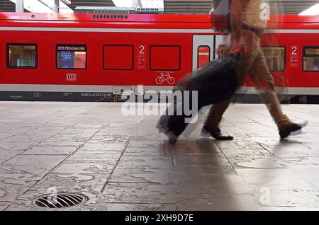 Deutschland Ticket, überbesetzung, Bahn, DB, Deutsche Bahn, Zug, Eisenbahn, Zugbegleiter, Gleise, Lokführer, Fahrgäste, Pendler, reisen in München , Bayern , Deutschland . 12 giugno 2024. Foto Stock