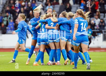 Reykjavik, Islanda. 12 luglio 2024. Calcio, donne, qualificazioni al Campionato europeo, Islanda - Germania, Lega A, gruppo 4, giorno 5: i giocatori islandesi celebrano la loro vittoria. Crediti: Brynjar Gunnarsson/dpa/Alamy Live News Foto Stock