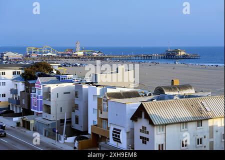 Case sul lungomare sulla Pacific Coast Highway con il molo di Santa Monica e la spiaggia di Back, Los Angeles, California, Stati Uniti Foto Stock