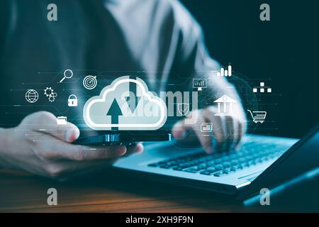 Diagramma del cloud computing. Tecnologia cloud. Sicurezza, l'uomo d'affari usa computer e smartphone, archiviazione dati, trasferimento dati, archiviazione su Internet con tecnologia Foto Stock