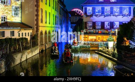 Colmar, Francia - 27 dicembre 2023: Mercatino di Natale con decorazioni colorate, luci e illuminazioni a Colmar, Alsazia, Francia. Piccola Venezia - Foto Stock