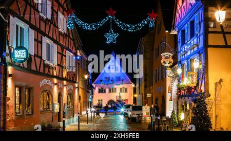 Turckheim, Francia - 28 dicembre 2023: Magico mercatino di Natale a Turckheim in Alsazia Foto Stock