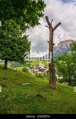 Vista panoramica del paese di Völs am Schlern nelle Dolomiti in alto Adige, Italia. Foto Stock