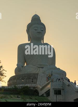 Una foto della grande statua del grande Buddha di Phuket, al tramonto. Foto Stock