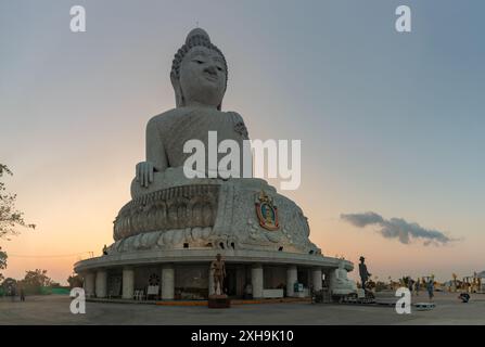 Una foto della grande statua del grande Buddha di Phuket, al tramonto. Foto Stock