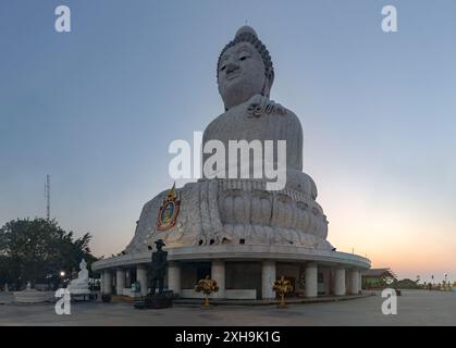 Una foto della grande statua del grande Buddha di Phuket, al tramonto. Foto Stock