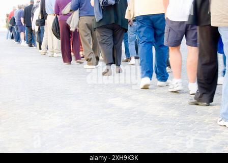 Persone in attesa in coda su vialetti acciottolati - Oporto (anche Porto), Portogallo Foto Stock