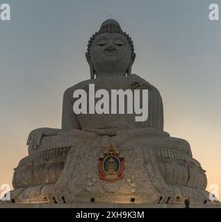 Una foto della grande statua del grande Buddha di Phuket, al tramonto. Foto Stock